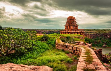 Kuzey Shivalaya Tapınağı Badami Karnataka Hindistan 'da, önde gelen izlere ve dramatik gökyüzü görüntülerine sahip antik taş tapınağı ele geçirildi. Badami 'nin saf güzelliğini gösteriyor..