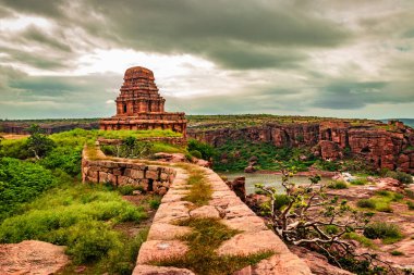 Kuzey Shivalaya Tapınağı Badami Karnataka Hindistan 'da, önde gelen izlere ve dramatik gökyüzü görüntülerine sahip antik taş tapınağı ele geçirildi. Badami 'nin saf güzelliğini gösteriyor..