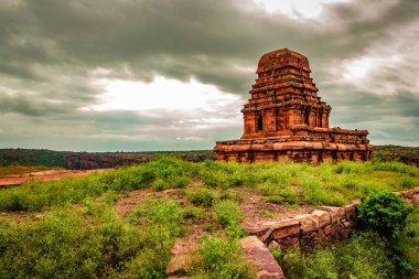 Düz gökyüzünden çarpıcı bir gökyüzü ile izole edilmiş antik taş tapınak Shivalaya Kuzey Tapınağı Badami Karnataka Hindistan 'da çekilmiştir. Badami 'nin saf güzelliğini gösteriyor..