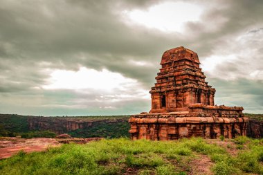Düz gökyüzünden çarpıcı bir gökyüzü ile izole edilmiş antik taş tapınak Shivalaya Kuzey Tapınağı Badami Karnataka Hindistan 'da çekilmiştir. Badami 'nin saf güzelliğini gösteriyor..