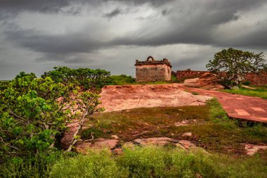 Badami Karnataka Hindistan 'da mavi gökyüzüne sahip kadim kale mimarisi düz açı çekiminden alınmıştır..