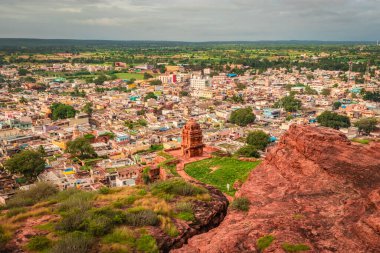 Şehir manzarası tepeden sabah açık mavi gökyüzü görüntüsüyle Badami Karnataka Hindistan 'da çekilmiştir..