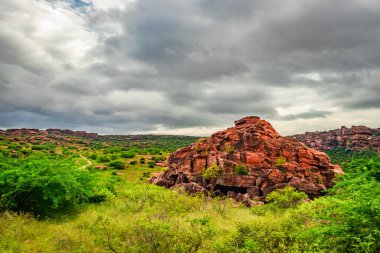 Düz açılı çekimden sabah dramatik gökyüzü ile dağlık manzara Badami Karnataka Hindistan 'ın güzelliğini gösteriyor..