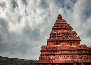 Kutsal dini gölü ve sabah görüntüsüne sahip antik tapınak Bhutanatha Tapınağı 'nın güzelliğini gösteriyor Badami Karnataka Hindistan' da.