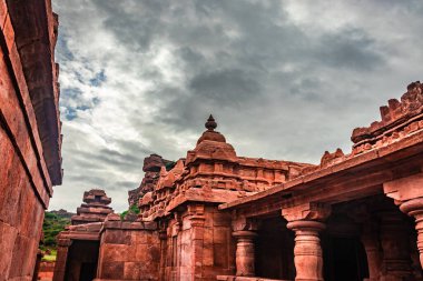 Kutsal dini gölü ve sabah görüntüsüne sahip antik tapınak Bhutanatha Tapınağı 'nın güzelliğini gösteriyor Badami Karnataka Hindistan' da.