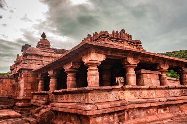 Kutsal dini gölü ve sabah görüntüsüne sahip antik tapınak Bhutanatha Tapınağı 'nın güzelliğini gösteriyor Badami Karnataka Hindistan' da.