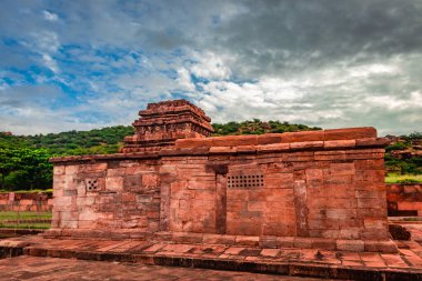 Kutsal dini gölü ve sabah görüntüsüne sahip antik tapınak Bhutanatha Tapınağı 'nın güzelliğini gösteriyor Badami Karnataka Hindistan' da.