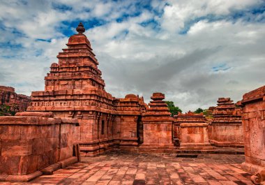 Kutsal dini gölü ve sabah görüntüsüne sahip antik tapınak Bhutanatha Tapınağı 'nın güzelliğini gösteriyor Badami Karnataka Hindistan' da.