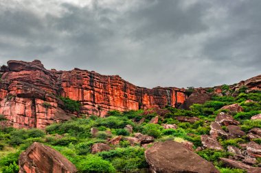 Düz açılı çekimden sabah dramatik gökyüzü ile dağlık manzara Badami Karnataka Hindistan 'ın güzelliğini gösteriyor..