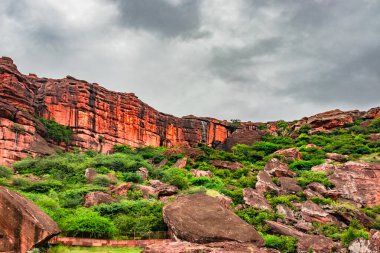 Düz açılı çekimden sabah dramatik gökyüzü ile dağlık manzara Badami Karnataka Hindistan 'ın güzelliğini gösteriyor..