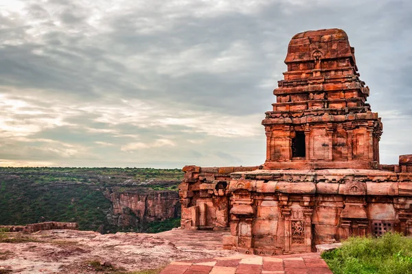 Templo Pedra Antigo Isolado Com Céu Dramático Manhã Imagem Céu — Fotografia de Stock