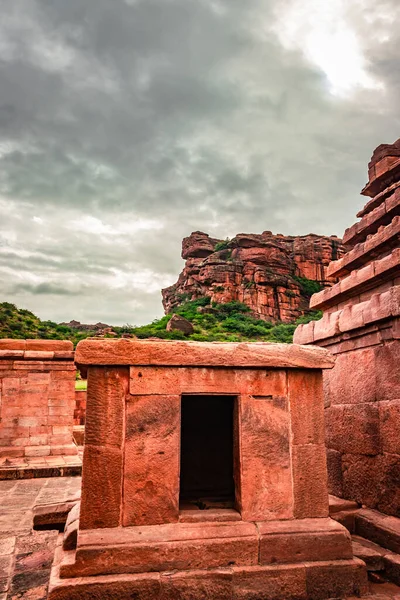 Forntida Tempel Med Järnek Religiös Sjö Och Berg Bakgrund Morgonen — Stockfoto