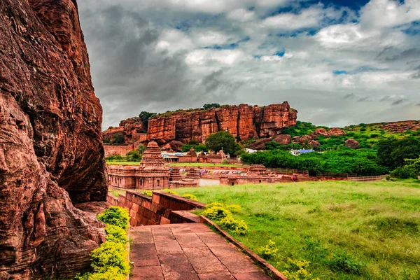 朝のイメージでホリー宗教的な湖と山の背景と古代の寺院はBadami KarnatakaインドでAgastyaティルタの海岸にブタナタ寺院の美しさを示しています — ストック写真