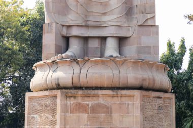 Hindistan, Varanasi yakınlarındaki Sarnath 'da antik Buda heykelinin ayak perspektifi..