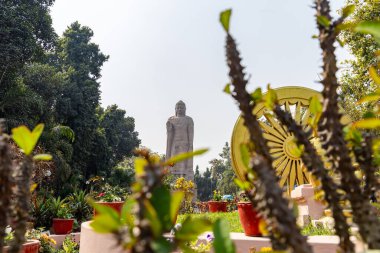 Dev Buda heykeli Hindistan 'ın Varanasi yakınlarındaki Sarnath' da gün ışığında benzersiz bir açıyla çekildi..