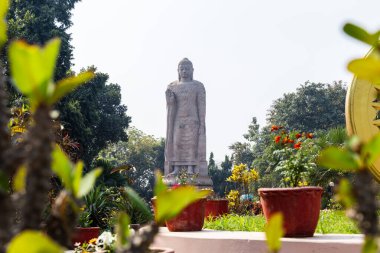 Hindistan 'ın Varanasi yakınlarındaki Sarnath' da gün ışığında farklı bir bakış açısıyla devasa Buda heykeli görüntüsü.