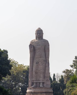Büyük Buda heykeli gündüz gözüyle farklı bir perspektiften görünüyor.