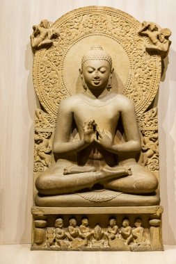 Lord Buddha 'nın eski harabe putu farklı bir açıdan meditasyonda.