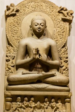 Meditasyon yapan Lord Buddha 'nın taş heykeli huzur içinde duruyor.