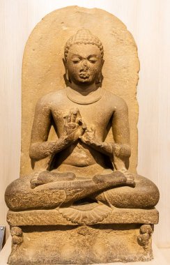 Buda 'nın eski harabe putu Buda' nın içeride vaaz verdiğini gösteriyor.