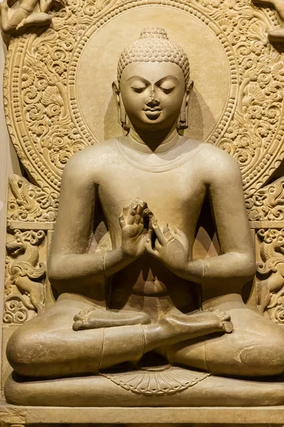 Hindistan, Varanasi yakınlarındaki Sarnath Müzesi 'nde meditasyon yapan Lord Buddha' nın taş heykeli yıkıldı..