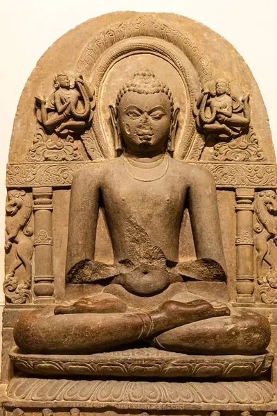 Buda 'nın eski harabe putu Buda' nın içeride vaaz verdiğini gösteriyor.