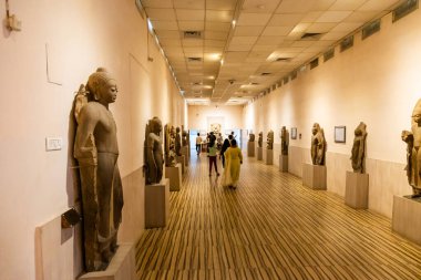 Sarnath Müzesi uttar pradesh Hindistan 'da 18 Şubat 2025' te tarihi taş oymaları yapılmış arkeoloji müzesi görüntüleri çekilmiştir..