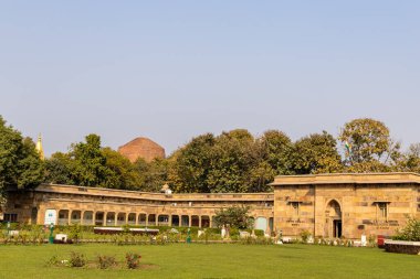 Sarnath arkeoloji müzesi, Sarnath stupa ile gündüz gözüyle Sarnath Müzesi, Sarnath uttar pradesh Hindistan 'da 18 Şubat 2025 tarihinde çekilmiştir..