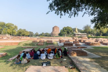 Sarnath Kutsal Dhamek stupa Budist Anıtı 'nda ibadet eden dindar kişi 18 Şubat 2025' te Sarnath Müzesi, Sarnath uttar pradesh Hindistan 'da resmedilmiştir..