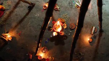 Kutsal Chhas puja ritüeli sırasındaki kutsal diya adağı.