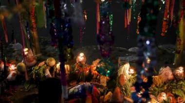 Şenlikli Chhas puja fanatiği nehir kıyısındaki kutlamada madalyalı daali taşıyor.