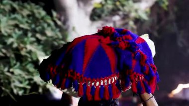 Kutsal hediyeler mi yoksa Chhas Daali 'nin kutsal chhas puja' ya sadık olması mı?