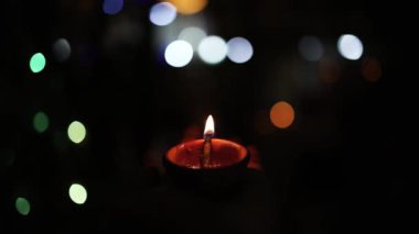 Diwali kutlamalarında açık havada bulanık bokeh ile izole edilmiş geleneksel diya ya da yağ lambası