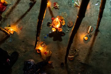 Kutsal Chhas puja ritüeli sırasındaki kutsal diya adağı.