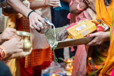 Şenlikli Chhas puja sahnesi, kendini adamış Chhas Argha sunar.