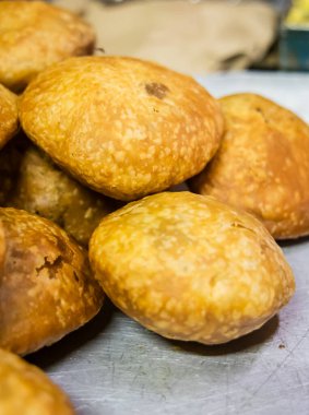 Lokantada satılan çıtır çıtır Hint yemeği.