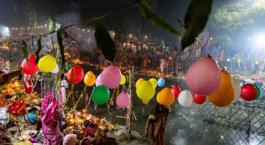 Kutsal Chhas puja üzerinde kutsal sunumlar veya Chhas Daali nehir kenarında sisli bir sabah görüntüsü Janakpuri 'de çekilmiştir..