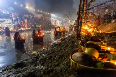 Hindu dindar Chhas puja duasını sisli bir sabah görüntüsüyle nehir kıyısında yapıyor. 8 Kasım 2024 'te Janakpuri Yeni Delhi' de çekiliyor..