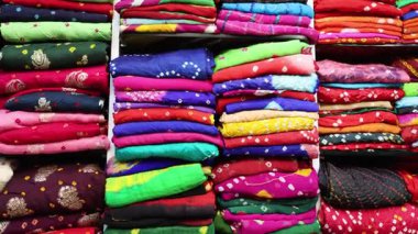 İçerideki perakende mağazasında geleneksel Hint sarisi yığını.