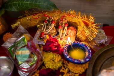 Ganesha ve lakshmi 'nin kutsal putları tapınaktaki Diwali' ye adaklarla süslenmiştir.