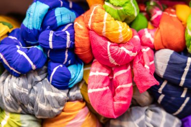 Giyim mağazasında canlı sari koleksiyonu düzenlendi