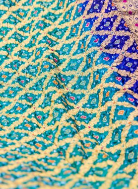 Enfes Hint sarisi kumaşı dokuyu ve tasarımı renklendirir.