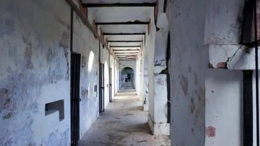 Andaman 'daki Port Blair' de ve Hindistan 'daki Nicobar Adası' ndaki Hücresel Hapishane 'de gündüz videosunda tarihi hücre simetrik koridoru çekilmiştir..