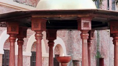 Hindistan 'ın Andaman Nicobar Adaları' ndaki Kala Pani Cezaevi 'nde, tarihi hücresel hapishanede Hint özgürlük savaşçısının anısına çekilen bir fener veya flambeau..