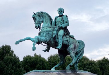 Fransa'nın Rouen kentinde at sırtında anıt napolyon
