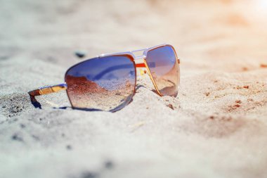 Kumda güneş gözlüğü