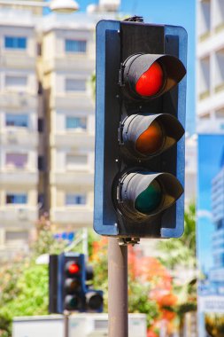 bir şehir ile sığ derinlik-in tarla sokak üzerinde trafik ışığı