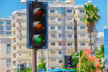 bir şehir ile sığ derinlik-in tarla sokak üzerinde trafik ışığı