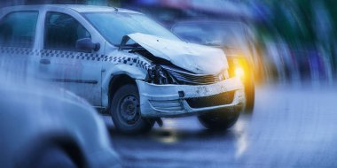 alan sığ derinliği ile yolda trafik kazası