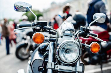 Bir motosiklet bir far ile parçası alan sığ derinliği olan